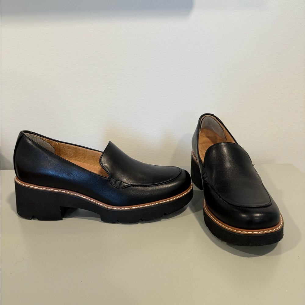 Like New, NATURALIZER loafer. In color black with rich brown accents